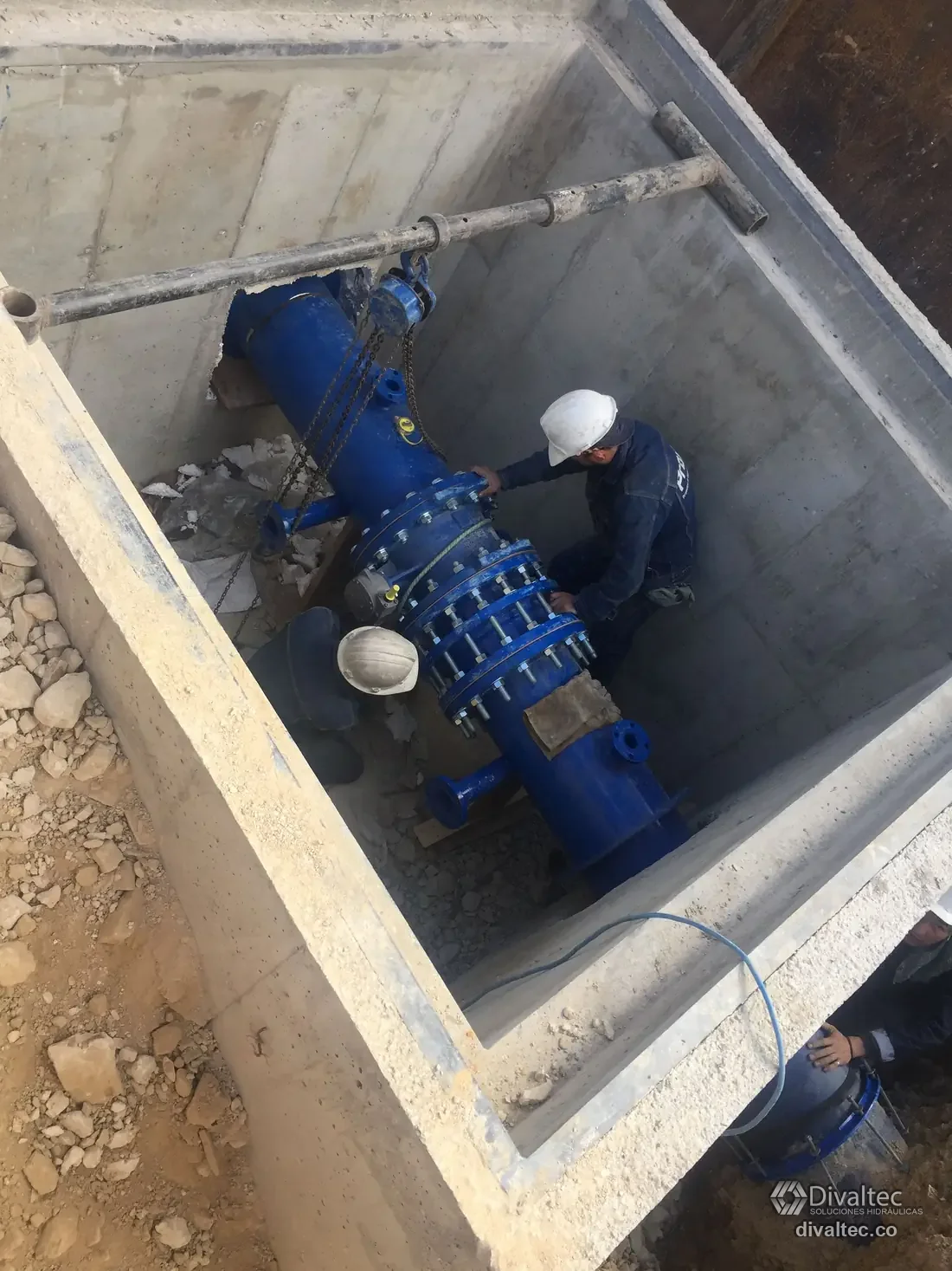 Instalación de válvula de control en cámara de concreto