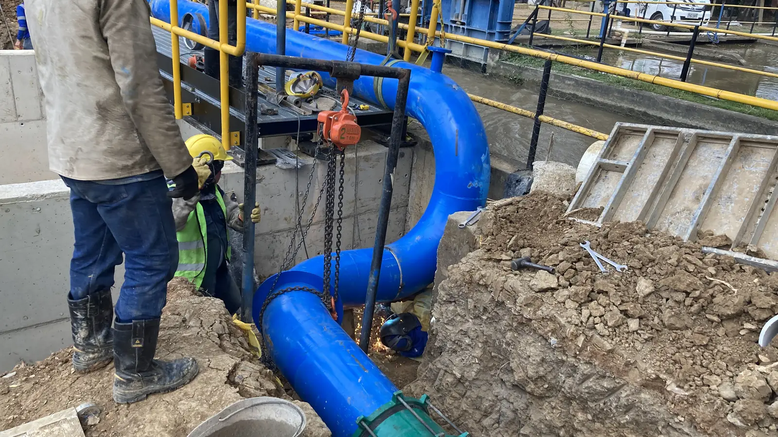 Equipo de Divaltec durante el montaje de una línea de conducción