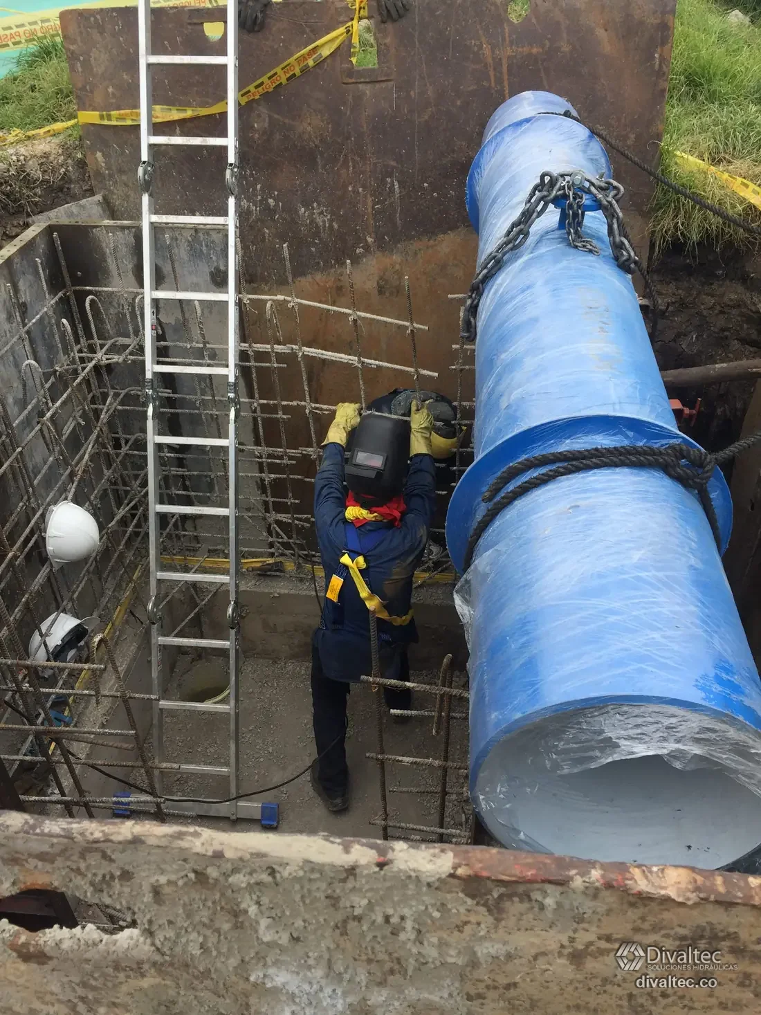 Montaje de tubería de gran diámetro en zanja durante una obra civil